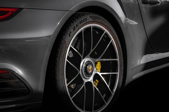 自動車板金等の板金整備を行う業者にキズ・ヘコミの対処をご相談ください