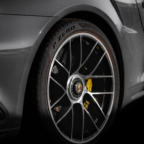 自動車板金等の板金整備を行う業者にキズ・ヘコミの対処をご相談ください