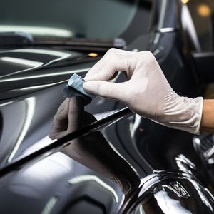 板金整備の専門業者では自動車板金だけでなく塗装もお引き受けいたします
