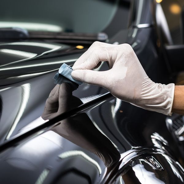 板金整備の専門業者では自動車板金だけでなく塗装もお引き受けいたします