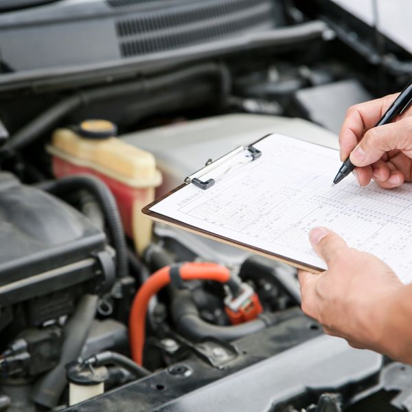 自動車板金や修理・整備を行う業者にライト等の交換整備をご依頼ください