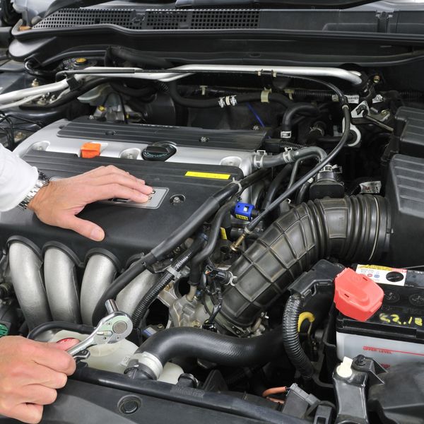 自動車板金や修理・整備を請け負う業者にパーツ取り付けをご依頼ください